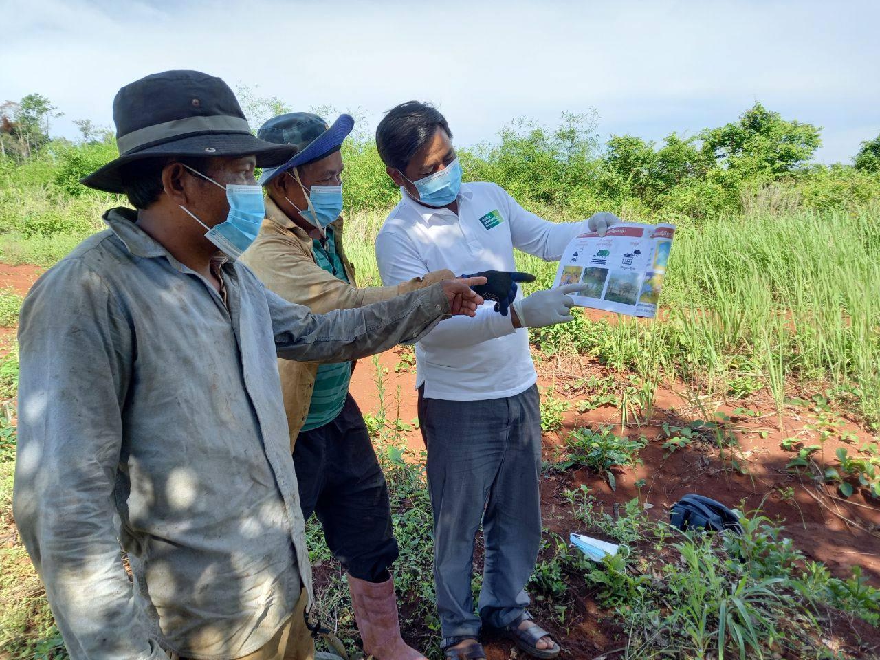 Mobile malaria worker, Mr Chet, explains malaria transmission to forest-goers in the O'Treng area, Mondulkiri province. Photo: Malaria Consortium