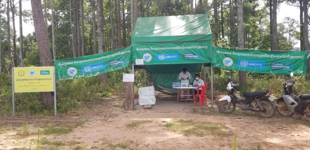 Mobile malaria workers, Mr Saroeun and Ms Sarin, at a mobile malaria post located along the forested mountain ridge with the Thai border in Thmor Pres village, Oddar Meanchey province. Photo: Malaria Consortium