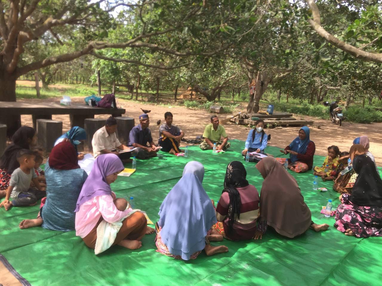 Mobile malaria worker, Mr Safe, delivers a health education session to the local community in Phum Cham village, Stung Treng province. Photo: Malaria Consortium