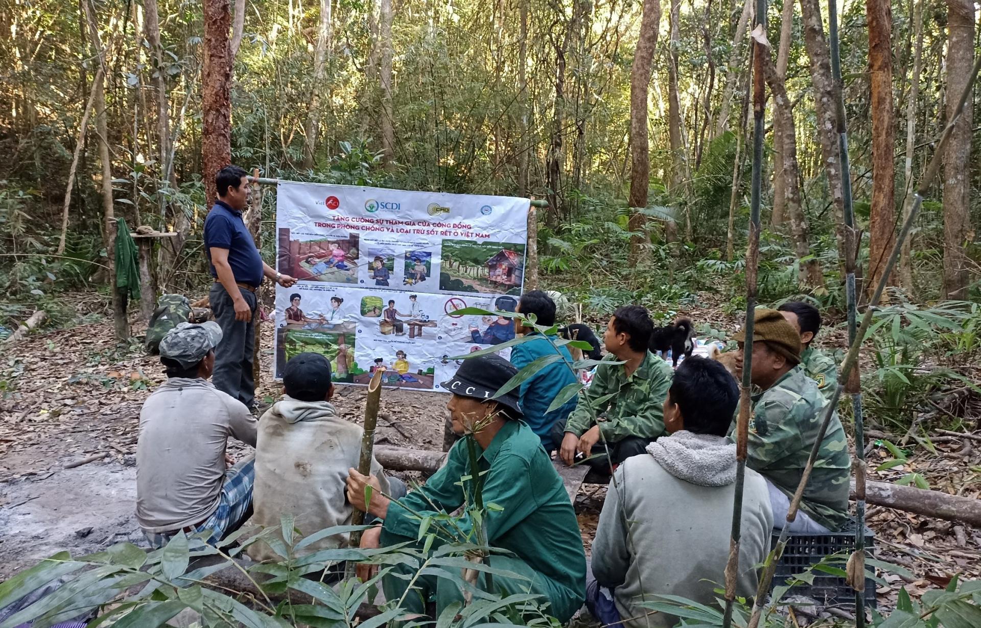 A CMAT member conducts a health education session on malaria for mobile and migrant populations in the forest. Photo: SCDI