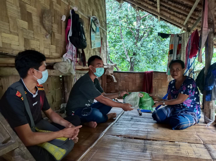 Distribution of long-lasting insecticidal nets in Ban Mai Nai Soi temporary shelter in Mae Hong Son province. Photo: IRC Thailand