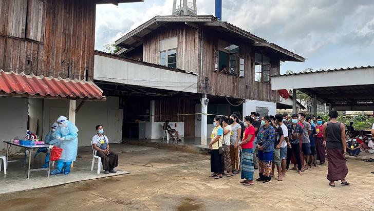 Local health authorities providing COVID-19 antigen testing for migrants outside the temporary detention centre. Photo: Malaria Free Mekong - ALIGHT
