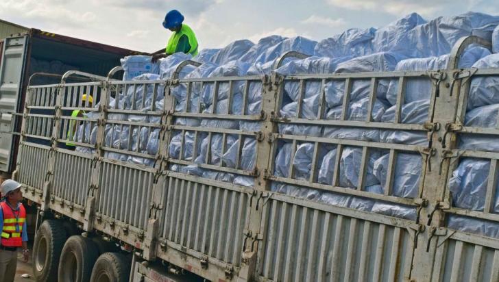 To ensure the provision of LLINs with Global Fund support, UNOPS-PR logistics team monitors every step of the supply chain. In the photo, UNOPS-PR logistics team monitors LLINs procured with Global Fund support being loaded onto a truck from a container, to be delivered to hard-to-reach and remote townships across Myanmar. Photo: UNOPS