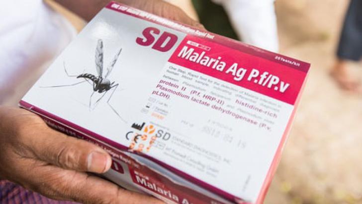 Early and accurate diagnosis of malaria by community malaria volunteers trained in using Rapid Diagnostic Test Kits allows for prompt and effective treatment of the disease with artemisinin-based combination therapies. This promotes early treatment seeking for malaria among the at-risk populations, essential to contain the spread of artemisinin resistance and accelerate elimination of malaria in the Greater Mekong Subregion.  Photo: John Rae/The Global Fund