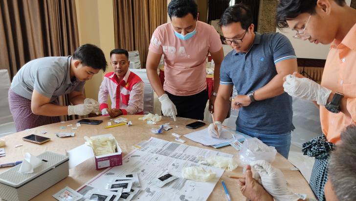 Training of worksite volunteers on malaria rapid diagnostic tests (RDT) by UMFCCI in Mawlamyine in June 2022. Photo: UMFCCI