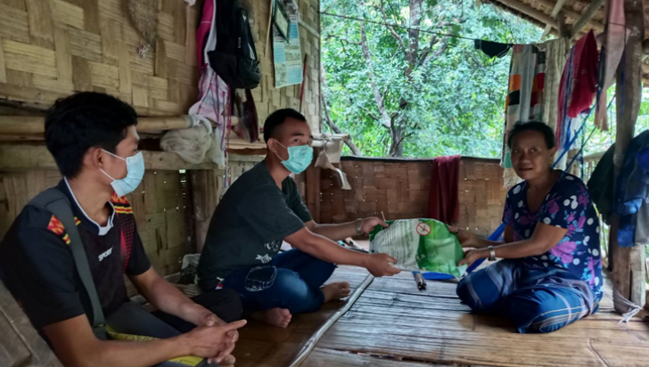 Distribution of long-lasting insecticidal nets in Ban Mai Nai Soi temporary shelter in Mae Hong Son province. Photo: IRC Thailand